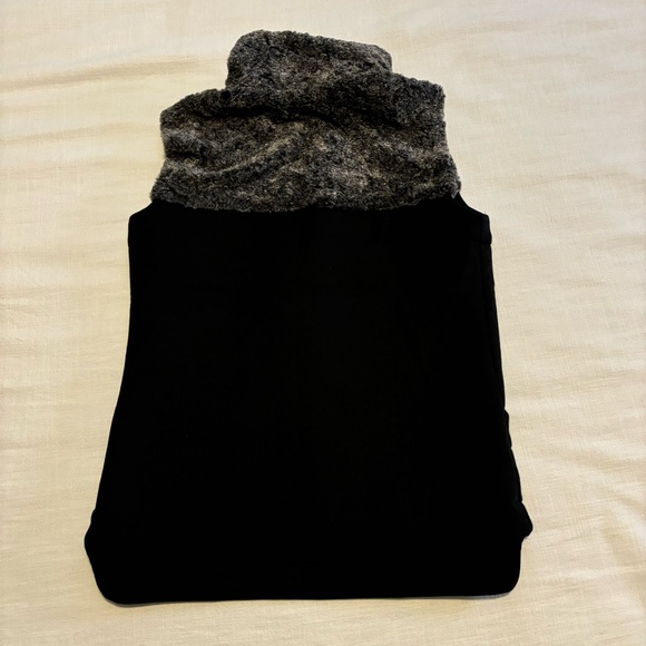 The North Face Women's Hybrination Thermal 3D Faux Fur Vest - Picture 4 of 9